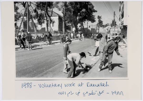 Alumnas-Ramallah-Friends-School-trabajo-voluntario-calles-Ramala-1988